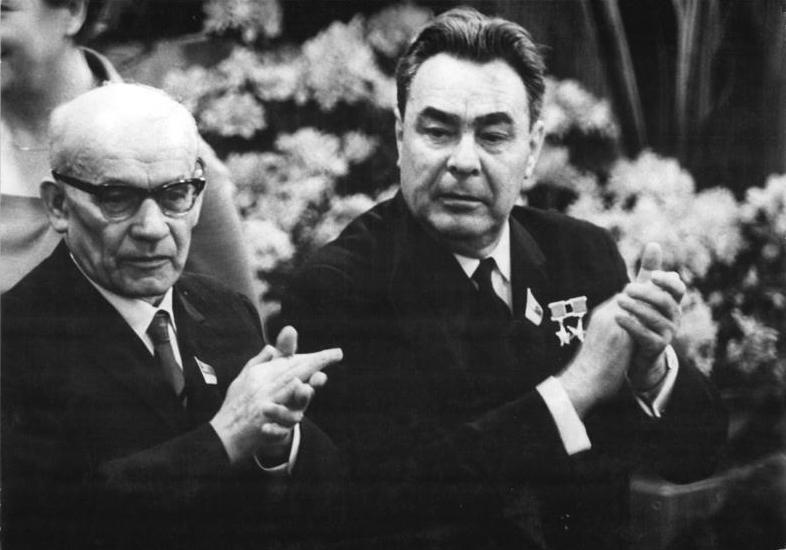 Gansinger-2-Gomulka-with-Brezhnev-17-April-1967-Berlin-wiki